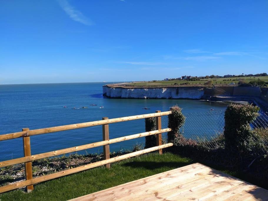 בירצ'ינגטון Spring Tide Cliff Top Glamping Pod With Direct Sea Views מראה חיצוני תמונה