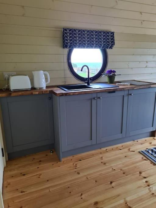 בירצ'ינגטון Spring Tide Cliff Top Glamping Pod With Direct Sea Views מראה חיצוני תמונה